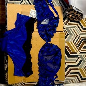 Victoria Secret Bra 38C NWT, w/ matching panty Large